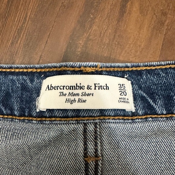ABERCROMBIE & FITCH Cut-Off High-Rise The Mom Jean Short in Blue - Picture 6 of 8